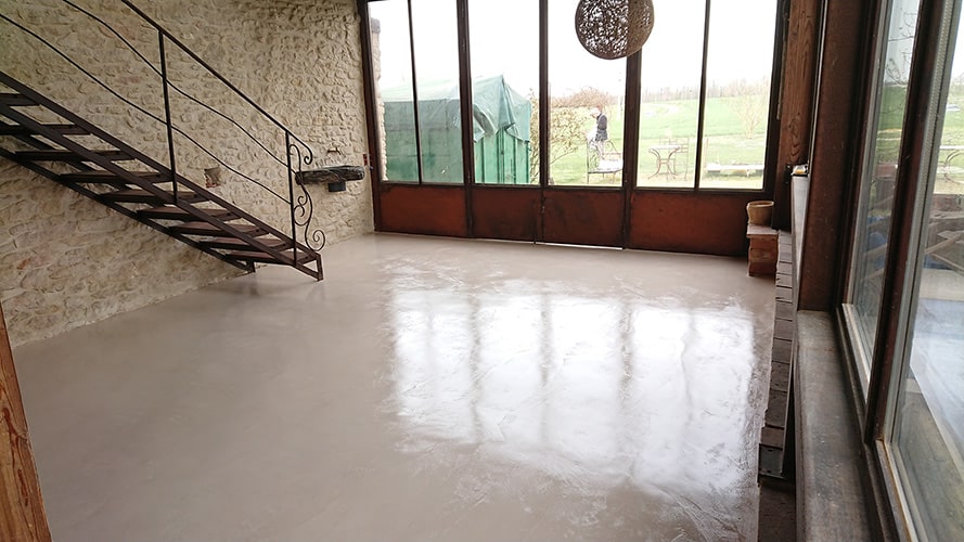 Réalisation d'un béton ciré spatulé dans une veranda près de Toulouse.