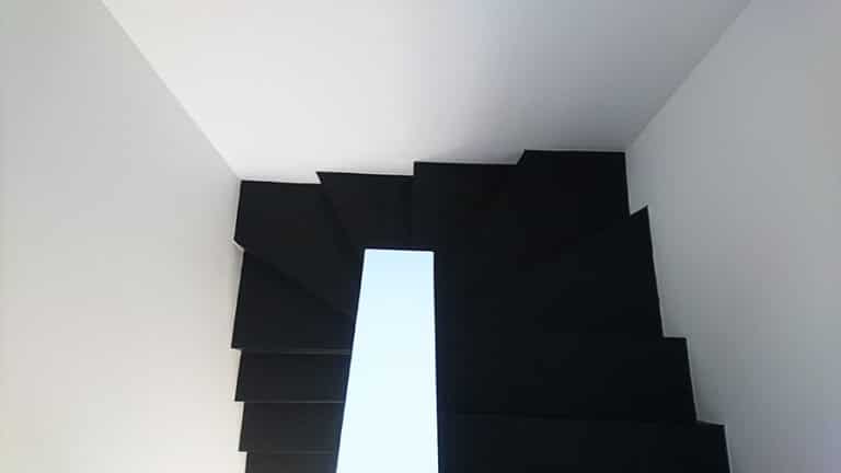 Réalisation d'un joli escalier en béton ciré noir près de Toulouse.
