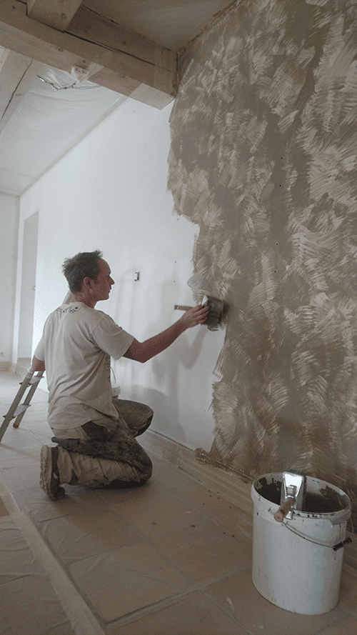 Réalisation de murs décoratifs en badigeon de chaux en intérieur à Toulouse.