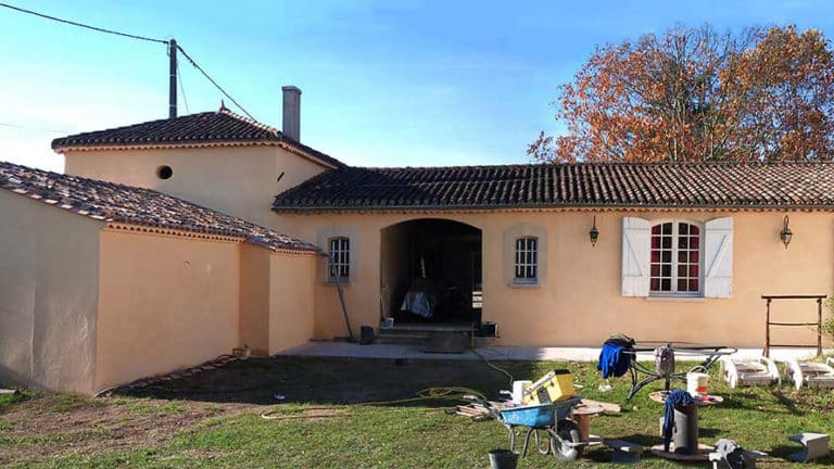 Réalisation d'un badigeon à la chaux sur une façade à Toulouse.