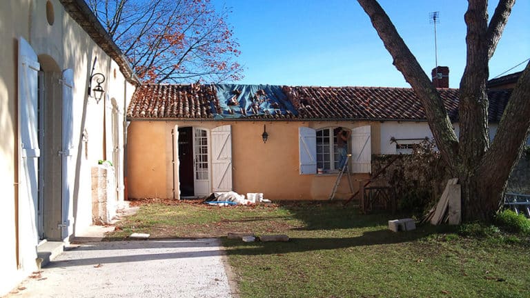 Réalisation d'enduits à la chaux à Toulouse pour une façade de maison.