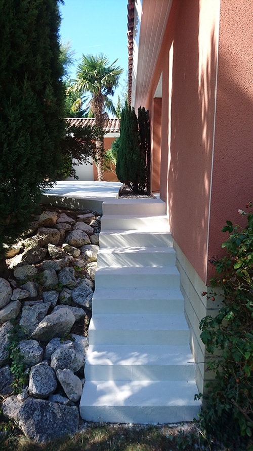 Réalisation d'un escalier en béton ciré sur une terrasse à Blagnac.