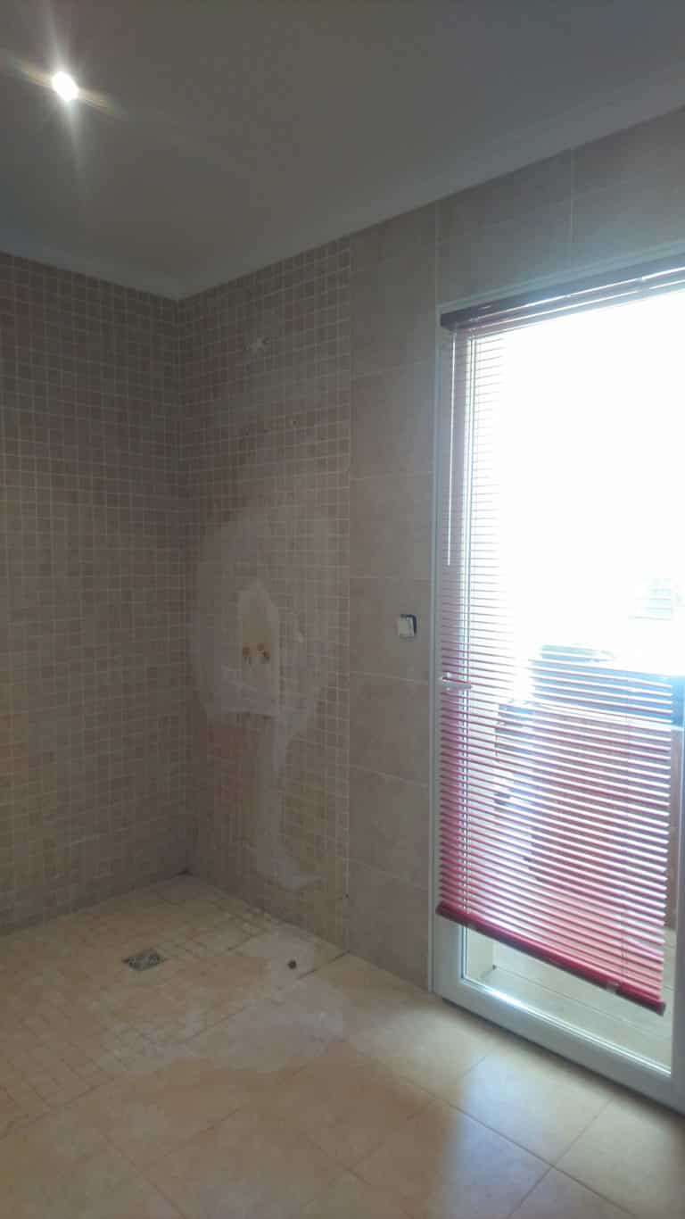 Préparation d'une douche de SDB avant le béton ciré sur le sol et les murs à Colomiers.