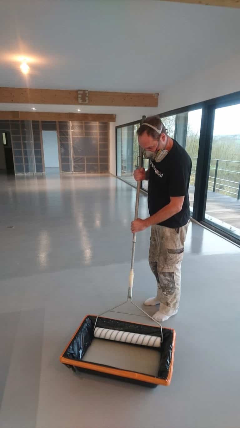 Protection du sol en résine polyuréthane après les travaux de béton ciré spatulé à Blagnac.