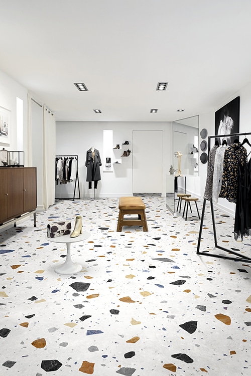 Intérieur de magasin avec un joli sol en vinyle imitation terrazzo béton poli à Toulouse.