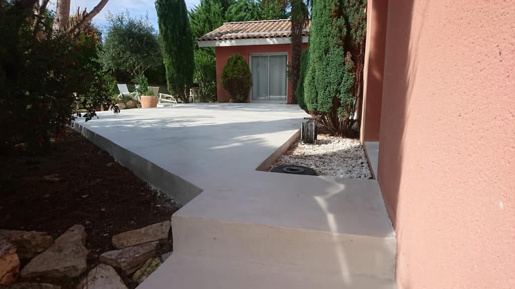 Réalisation d'une terrasse et d'un escalier en béton ciré à Toulouse.