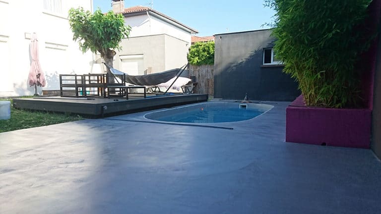 Réalisation d'une terrasse en béton ciré près de Toulouse.