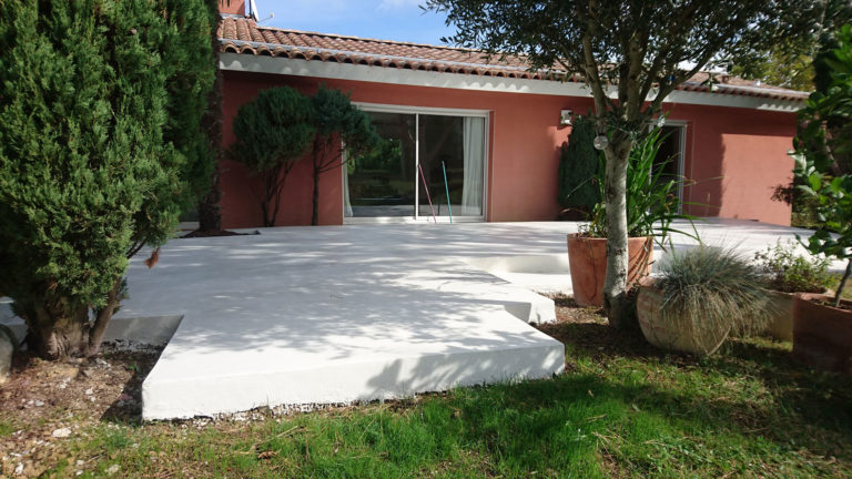 Terrasse en béton ciré spatulé réalisé par la socité Original Volume à Touluse.