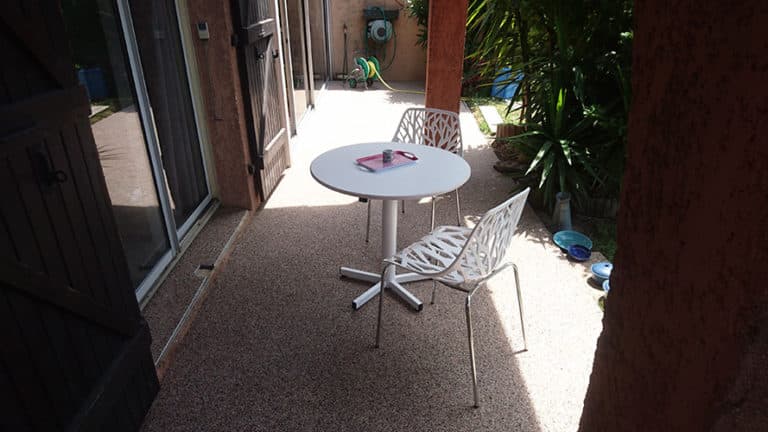 Réalisation d'une terrasse en résine moquette de pierre à Toulouse.