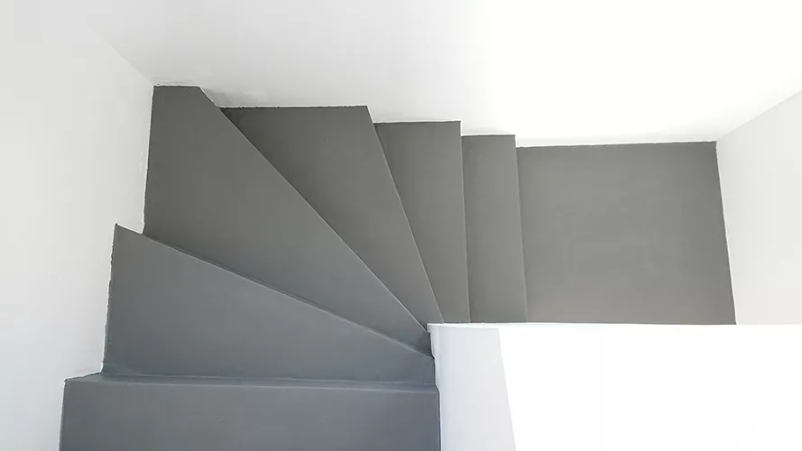 Escalier béton ciré gris anthracite Toulouse. Projet béton ciré en intérieur.