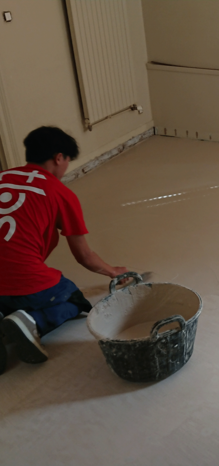 Pose de sol en béton ciré à Toulouse.