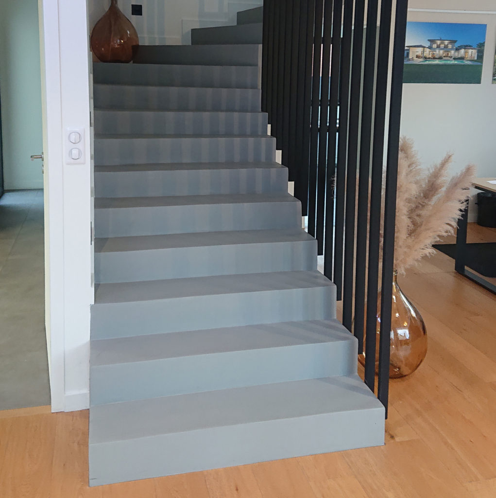 Escalier en béton ciré spatulé gris avec parquet bois
